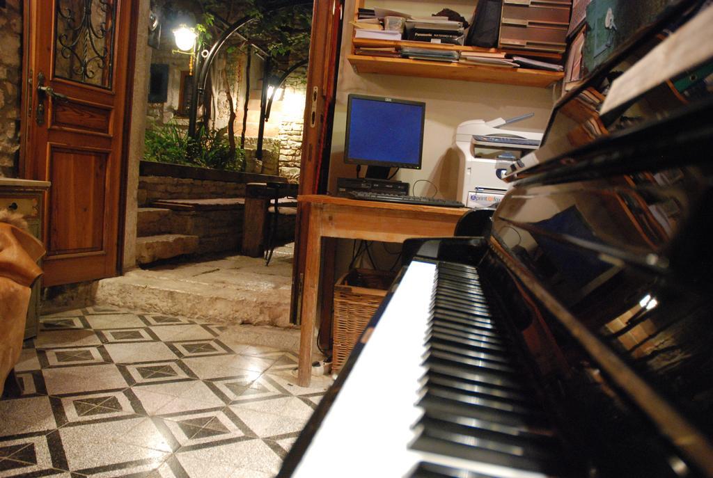 באלה Kamene Price Rooms, Music And Food חדר תמונה